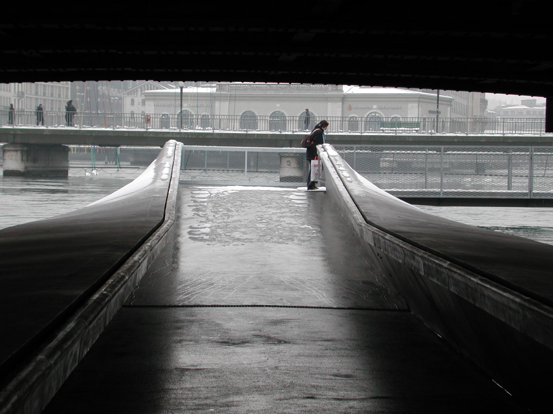 Passage flotant sous le pont du Mont-Blanc