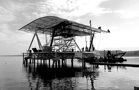 Montage de la coquille acoustique de la scène Ella Fitzgerald sur l'eau