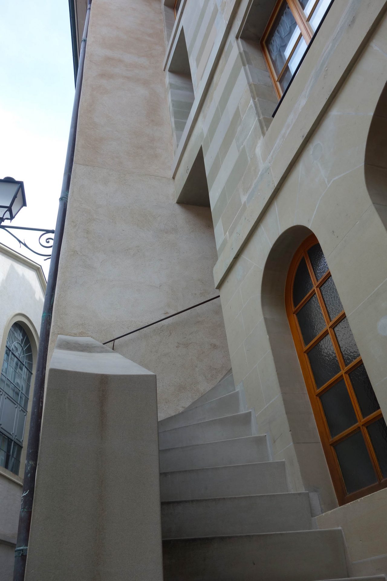 Escaliers d'accès à l'immeuble d'habitation de la rue Tabazan 6