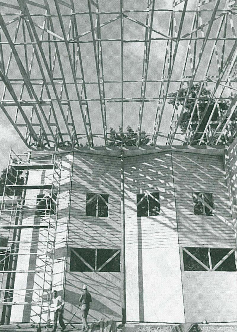 Construction de la structure métallique de la toiture en noir et blanc